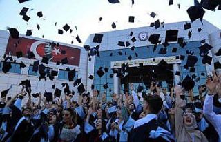 Aydın MYO’da öğrencilerin mezuniyet sevinci