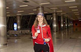 Ayşe Begüm Onbaşı, dünya ikinciliğiyle yurda...