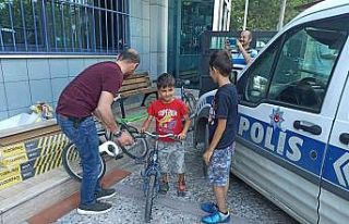 Baba ve oğullarının bisikletini çalan şüpheli...