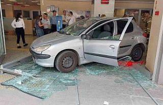 Bahçelievler’de geri geri giden otomobil bankaya...