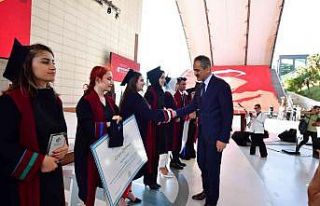 Bakan Özer, HKÜ’nün mezuniyet törenine katıldı