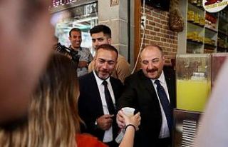 Bakan Varank Diyarbakırlılara meyan şerbeti ve...