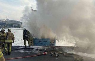 Balat’ta sahile demirleyen tekne yandı: İçerde...