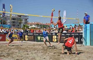 Balıkesir’de plaj voleybolu rüzgarı esiyor