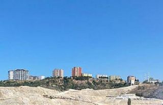 Bandırma’da çıkan yangında 4 dönüm arazi küle...