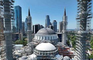 Barbaros Hayrettin Paşa Camii’nin halısı mavi...