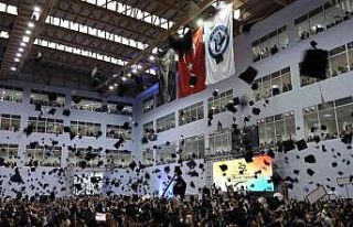 BARÜ’de binlerce öğrenci mezun olmanın gururunu...