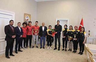 Başarılı olan takımlara çiçek hediyesi