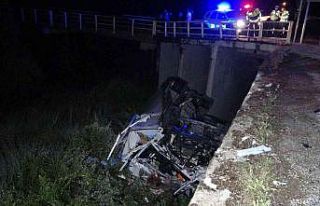 Başka bir kamyona çarpan kamyon 10 metre yükseklikten...