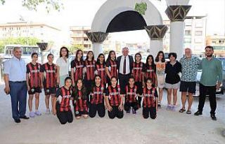 Başkan Akın hentbol takımını Antalya’ya uğurladı