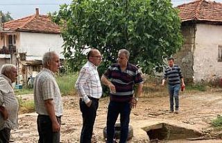 Başkan Akın, yağıştan etkilenen mahallede incelemede...