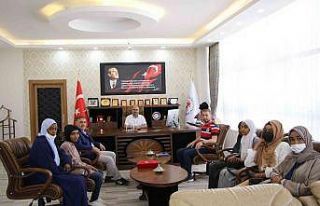 Başkan Altun, Çadlı öğrencileri makamında ağırladı