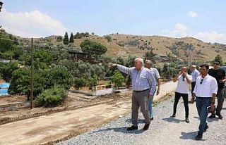 Başkan Atay yağıştan etkilenen mahallelerde incelemelerde...