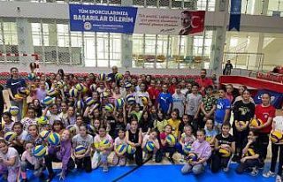 Başkan Bakkalcıoğlu voleybol alt yapı çalışmalarını...