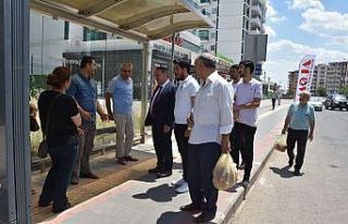 Başkan Beyoğlu otobüs durağında vatandaşların...