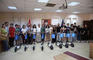 Başkan Çerçioğlu gençlere ödüllerini verdi