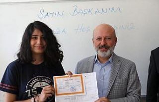 Başkan Çolakbayrakdar, öğrencilerin karne sevincine...
