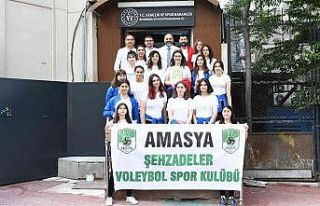 Başkan Davulcu, Amasyalı voleybolculara verdiği...