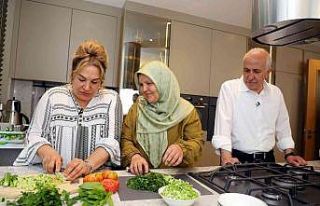 Başkan Gültak, Türk yemekleri uzmanı Sahrap Soysal’ı...