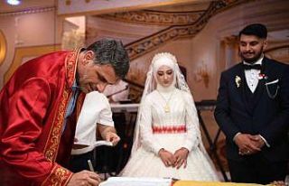 Başkan Kocaman çiftleri yalnız bırakmadı