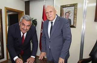 Başkan Pekmezci Kızılay’a kurban bağışında...