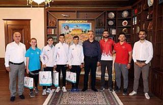 Başkan Savran, genç sporcuları ödüllendirdi