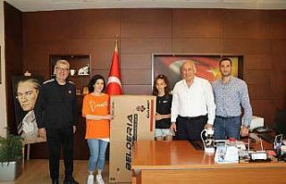 Başkan Tuncel Söke’nin başarılı atletlerini...