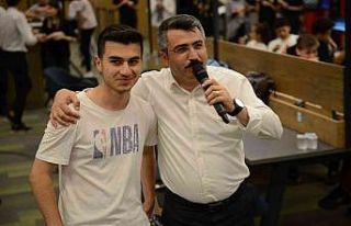Başkan Yılmaz’dan gençlere gitarlı sınav morali