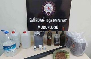 Baskın yapılan adreste polis sahte alkol ile altın...