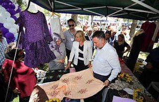 Bayraklı’nın üreten kadınları el emeklerini...