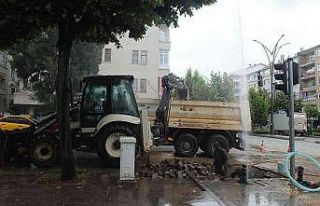 Belediye ekipleri su borusunu patlattı, onarmak için...