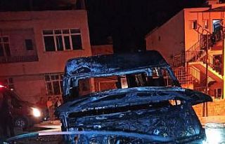 Besni’de park halindeki minibüs yandı