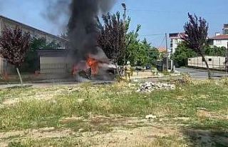 Beylikdüzü’nde seyir halindeki cip alev topuna...
