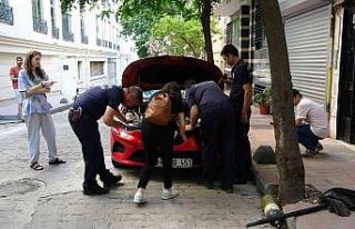 Beyoğlu’nda otomobilin motoruna yavru kedi sıkıştı