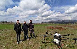 Bilecikli çiftçi buğdaylarını havadan böyle...