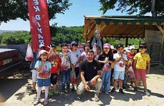 Bilecik’te minik öğrenciler tarladan çilek topladı