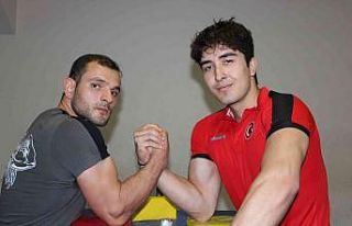 Bilek güreşinde başarı 10 tonu kaldırmaktan geçiyor