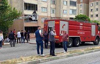 Binanın çatısı alev alev yandı, vatandaşlar...