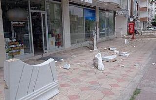 Binanın dış cephe kaplamaları rüzgara dayanamadı