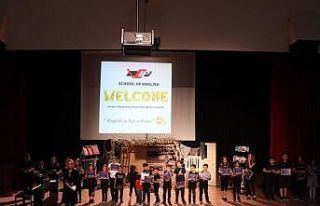 Bitlis’teki öğrenciler İngilizce tiyatro sergiledi