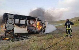 Boş araziye terk edilen minibüs alev alev yandı