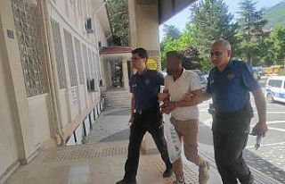 Bulduğu kredi kartıyla alışveriş yapan kişi...