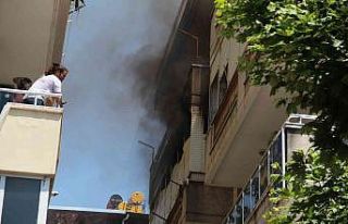 Bunalıma giren yaşlı adam evini yakıp, balkondan...