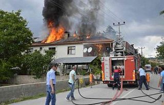 Burdur’da evin çatısını saran alevler paniğe...