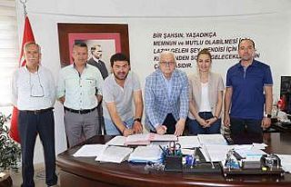 Burhaniye Belediyesi memurlarına yemek yardımı...