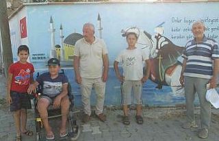 Burhaniye’ de evin duvarındaki anlamlı resim ve...