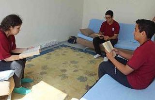 Burhaniye İHL’de öğrenciler okula yüzlerce kitap...
