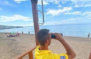 Burhaniye plajlarında cankurtaranlar göreve başladı