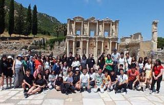 Burhaniye’de liseli gençler İzmir gezisine katıldı