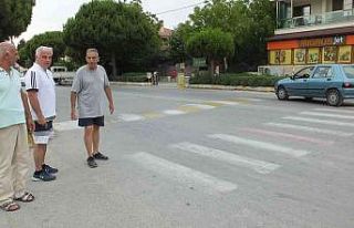 Burhaniye’de şaka gibi yaya geçidi